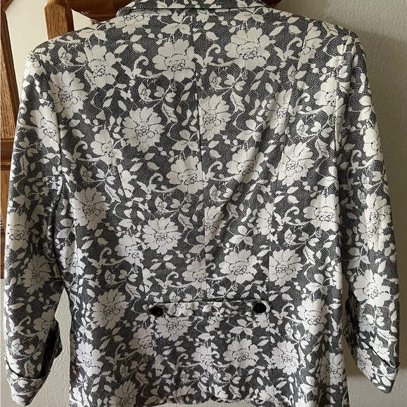 Women’s Blazer - Picture 2 of 4